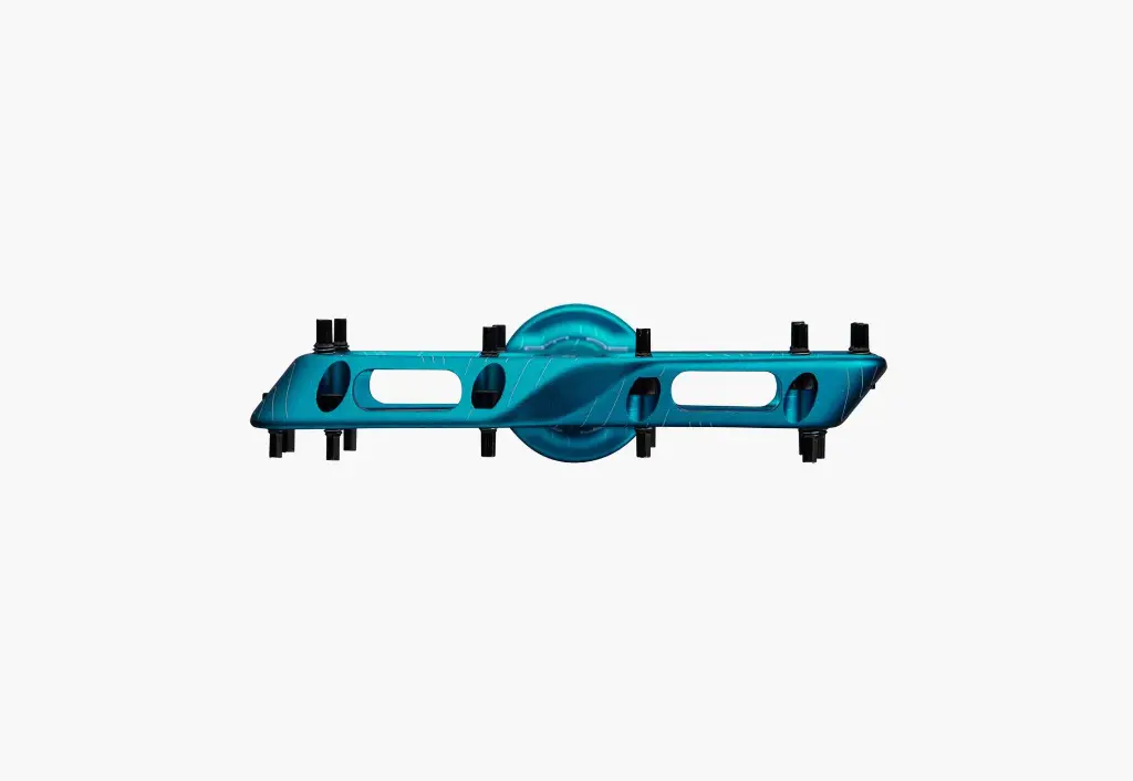 f15ba92ac4d4043e2fe6970b59ef74c53b29e77b_atlas_pedal_teal_rotation_3_pdp_3x.webp