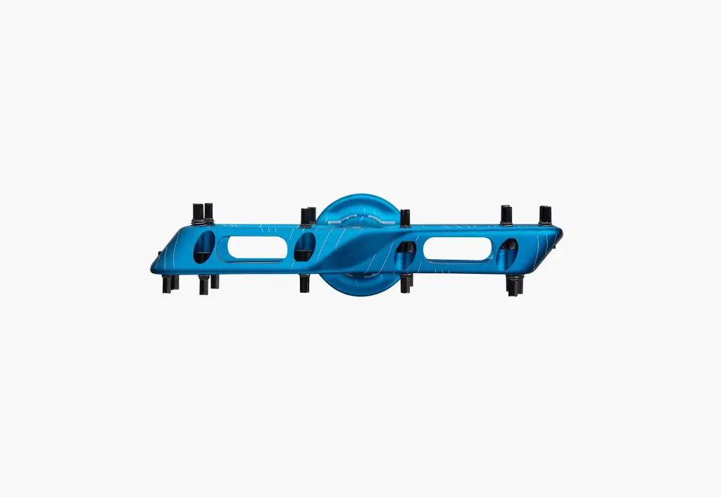cd8e8bdcebdf04c69b7098aec6e346ea44a58e0b_atlas_pedal_blue_rotation_3_pdp_3x.webp