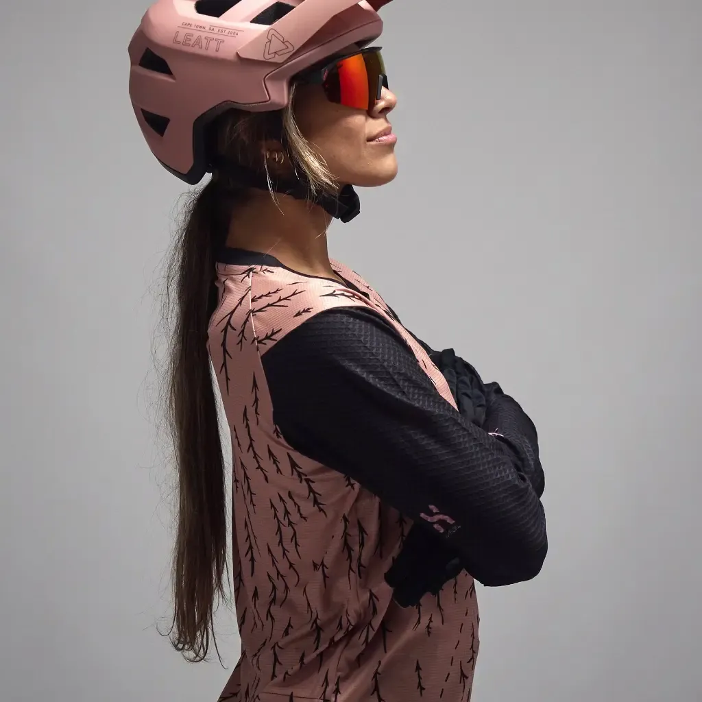 Leatt_2026_JerseyMTB_3.0TrailLongSleeveWomen_TrailsPink_1_5026058690_7c4c52a1-58d7-4df4-99c1-5171221c54c8.webp