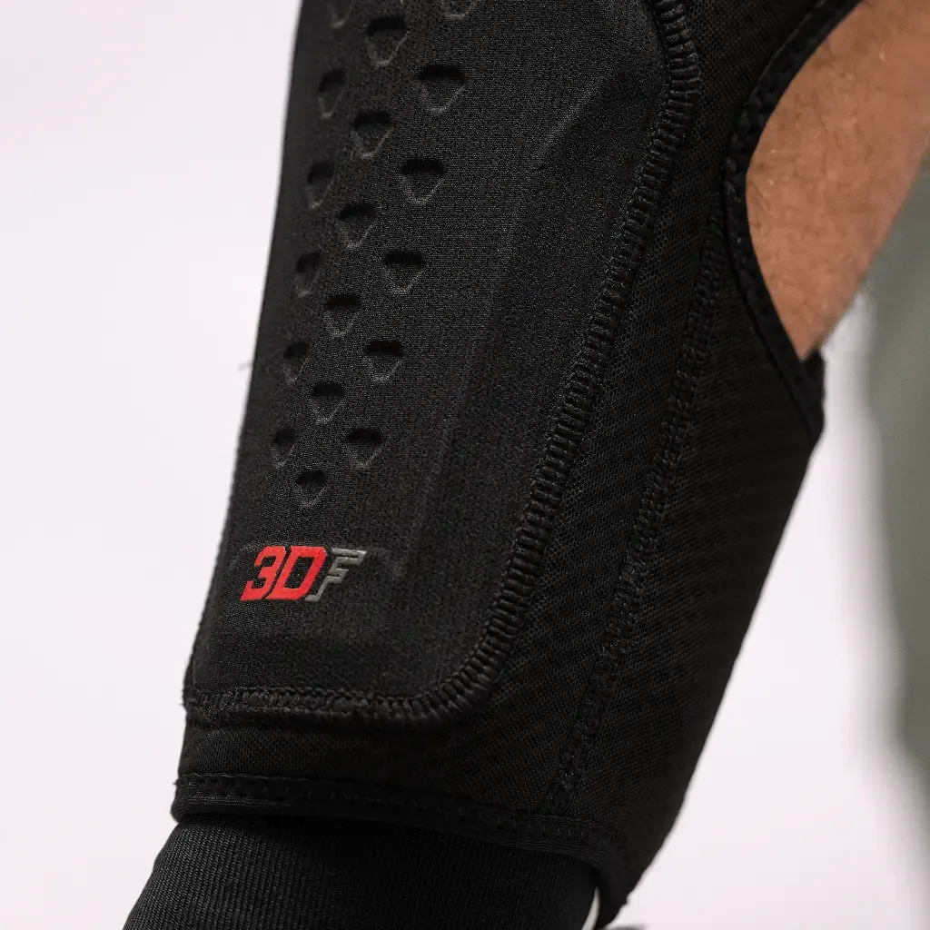 Leatt_Protection_KneeGuard_6.0EVOEXT_Black_Mood5_50260111060_42a65dec-43b8-4406-ae13-235eb5c5fa2b.webp