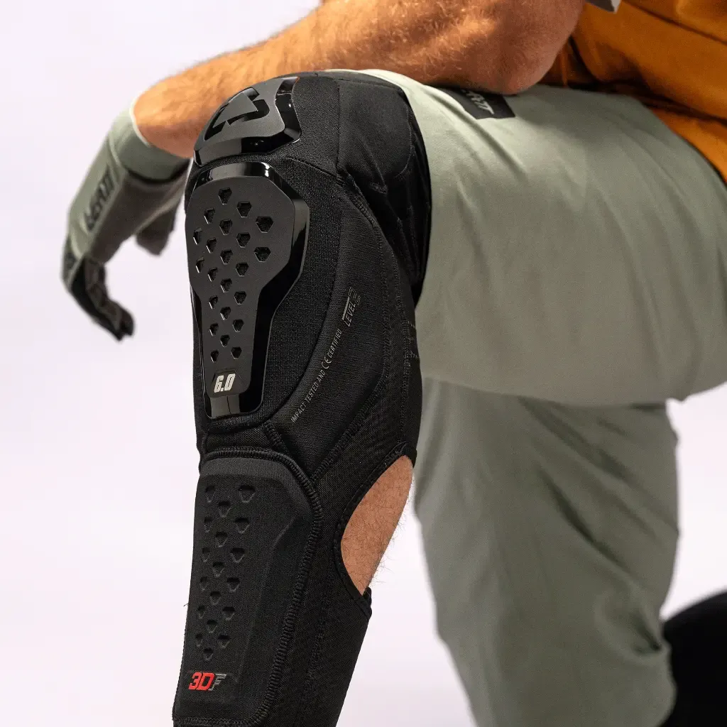Leatt_Protection_KneeGuard_6.0EVOEXT_Black_Mood4_50260111060_71e4021d-cd31-4ab4-ba7c-89ec30b1148e.webp