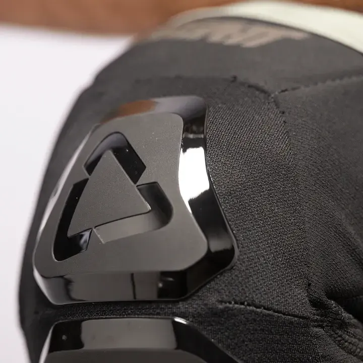 Leatt_Protection_KneeGuard_6.0EVOEXT_Black_Mood15_50260111060_018db493-b5de-41bc-9b17-daedbf9e6bf3.webp
