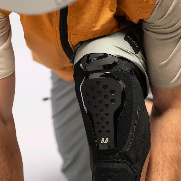 Leatt_Protection_KneeGuard_6.0EVOEXT_Black_Mood16_50260111060_3db89dd0-569d-43cd-b067-981335d5bf39.webp