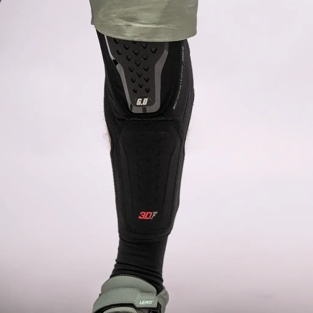 Leatt_Protection_KneeGuard_6.0EVOEXT_Black_Mood9_50260111060_bfb8f46b-2f9d-46f6-bd9d-34e439378932.webp