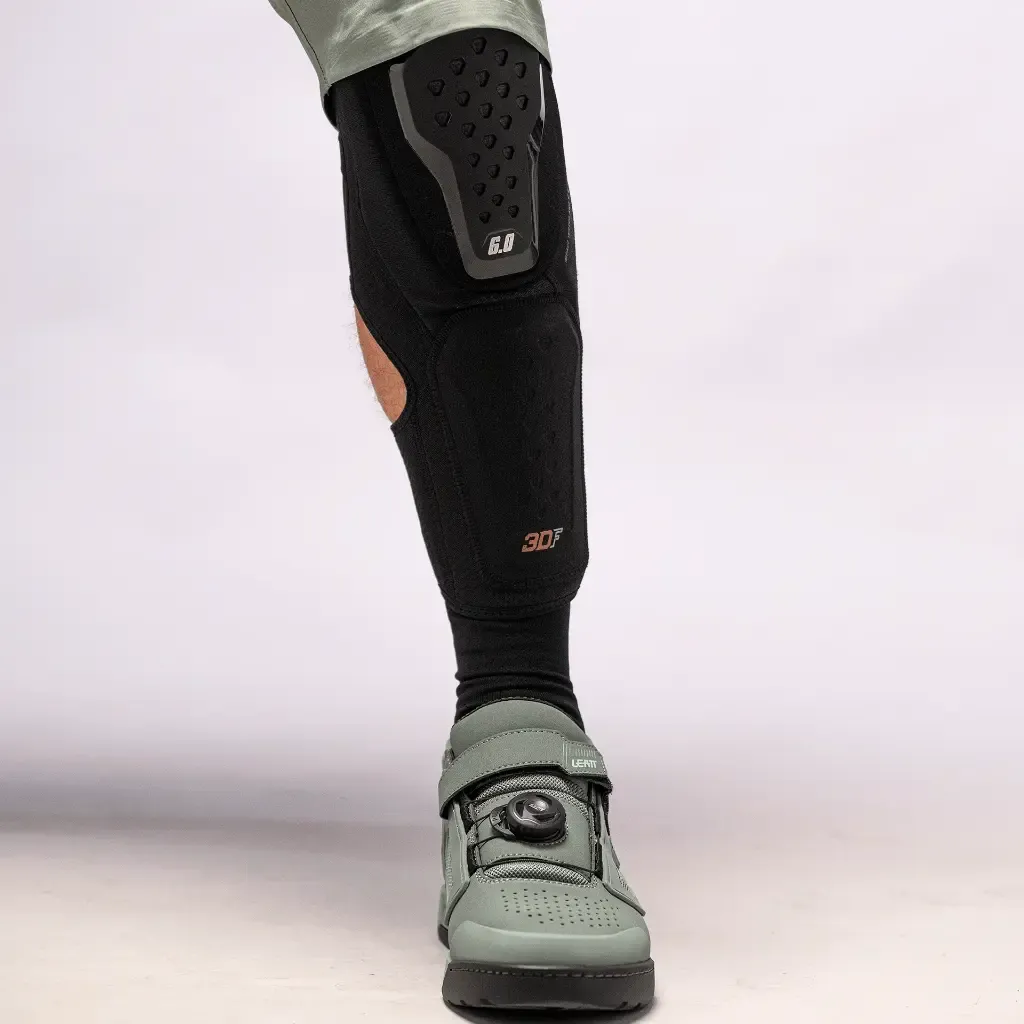 Leatt_Protection_KneeGuard_6.0EVOEXT_Black_Mood10_50260111060_2e07449b-43f8-4870-90fe-b0218447ce68.webp