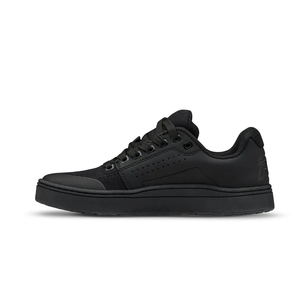 Y-Livewire-Black-03-2048x2048-17d29a00-20f9-4d1f-b973-f2543cd3d701(2).webp