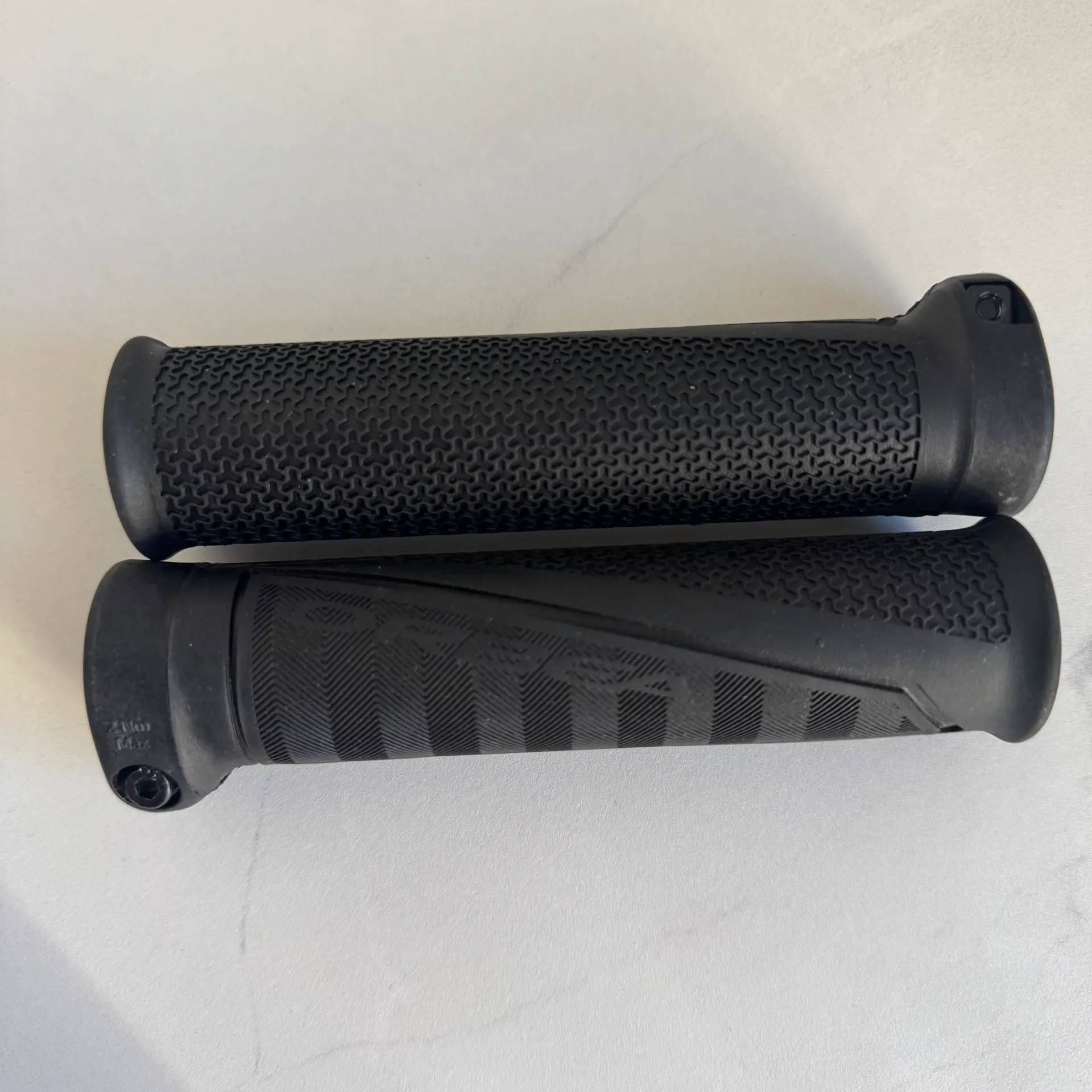 PUÑOS OC CON TORNILLO NEGROS