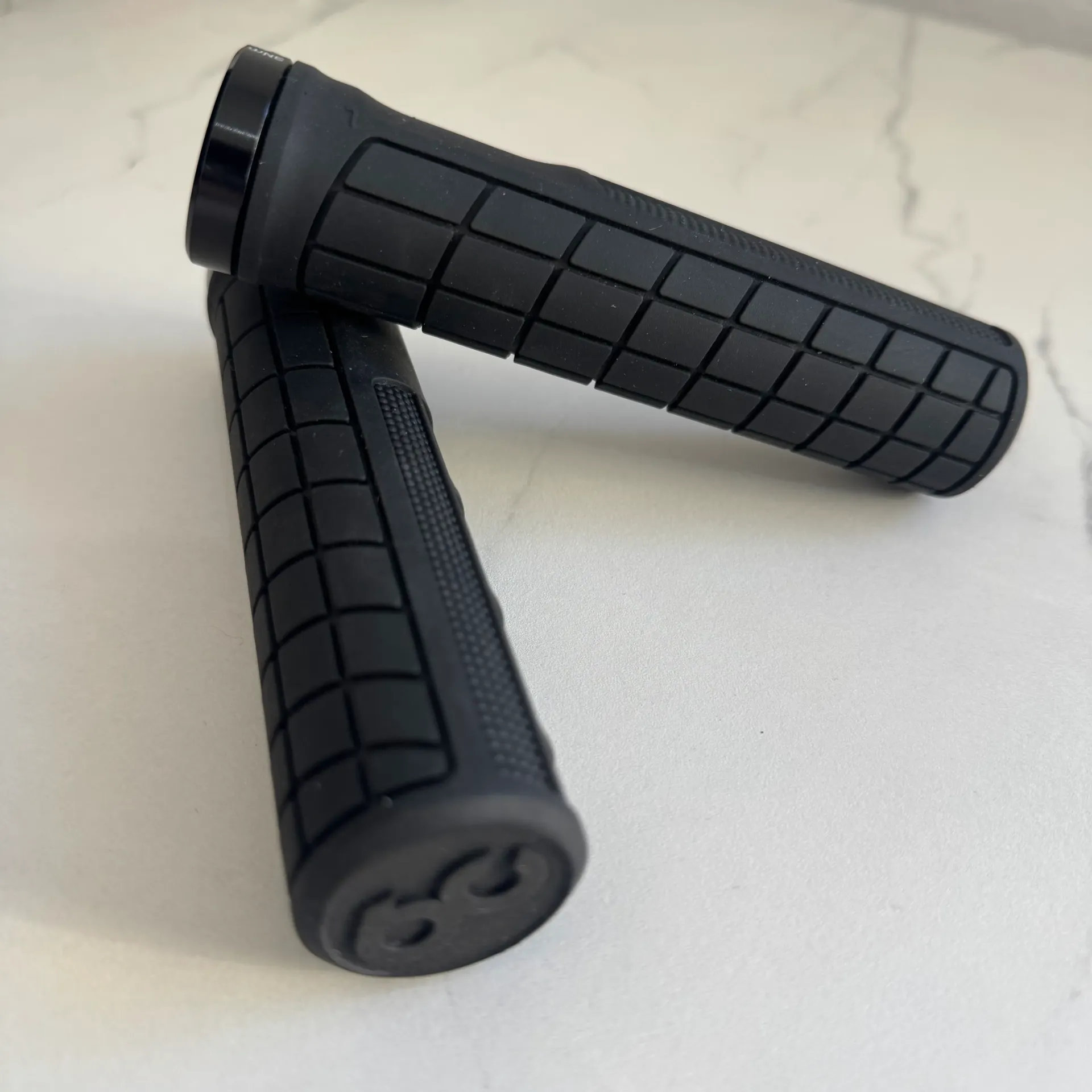 PUÑOS OC NEGROS ALUMINIO CLAMP-ON